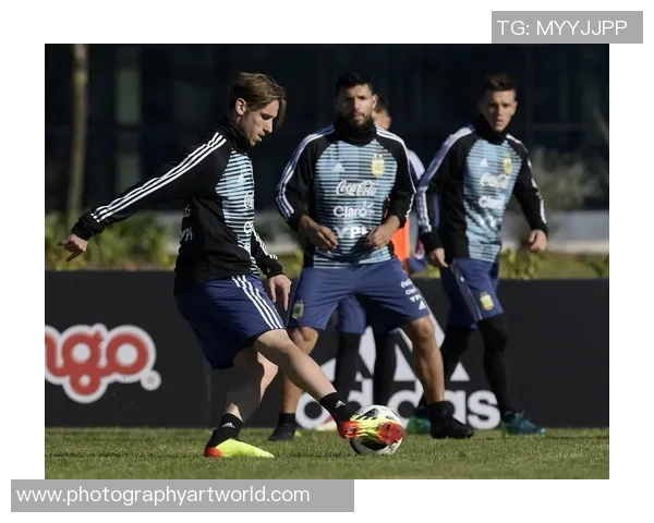 足球明星穿黑色皮衣展现酷炫风格的精彩瞬间合集